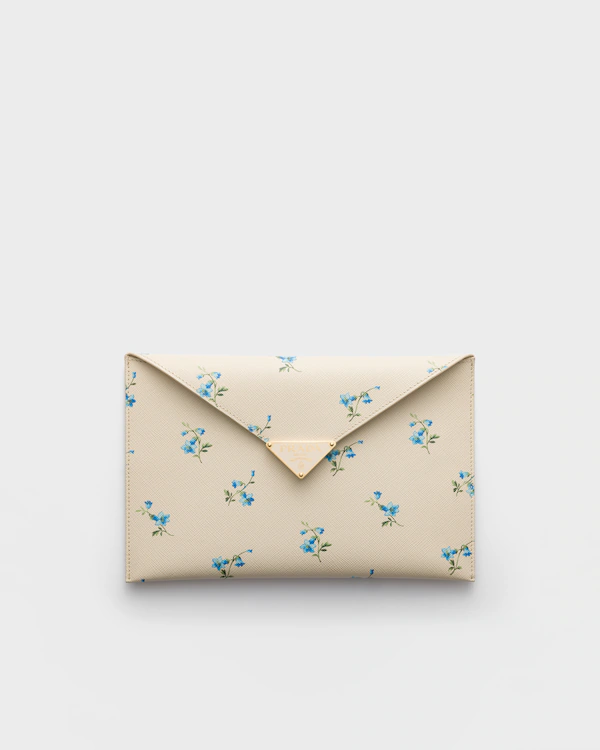 Bolso tipo sobre de cuero Saffiano estampado