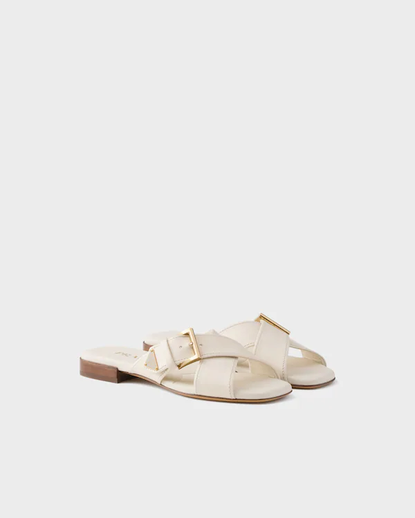 Zapatillas de cuero con cordones cruzados y hebilla