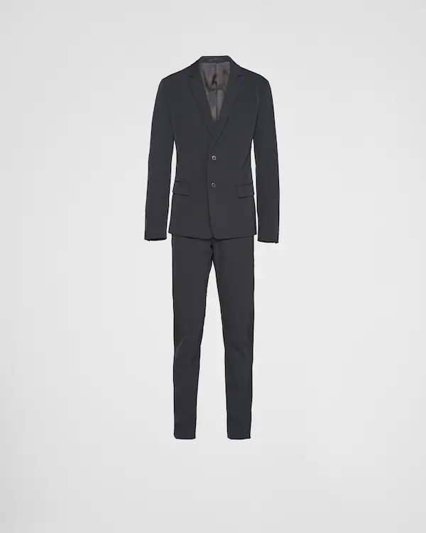 Traje de tejido técnico de corte sencillo
