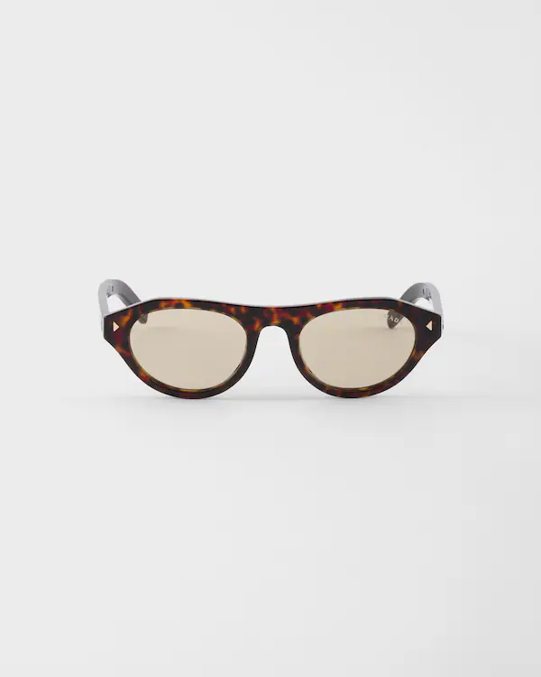 Gafas de sol Prada con la icónica placa metálica