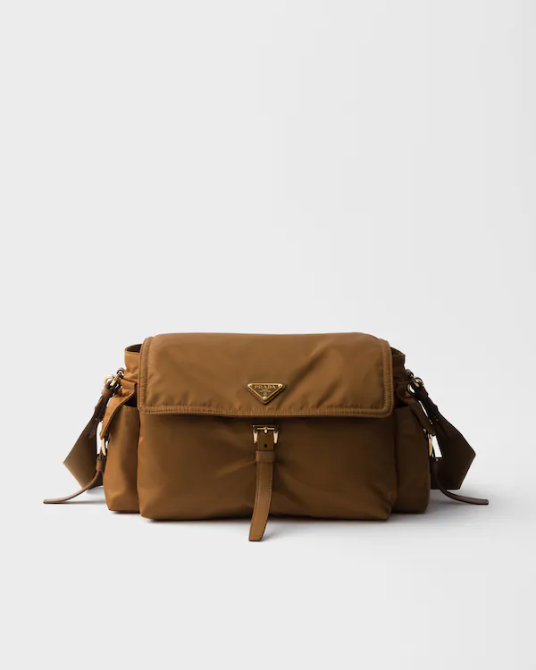 Bolso bandolera grande Prada Explore en Re-Nylon con solapa