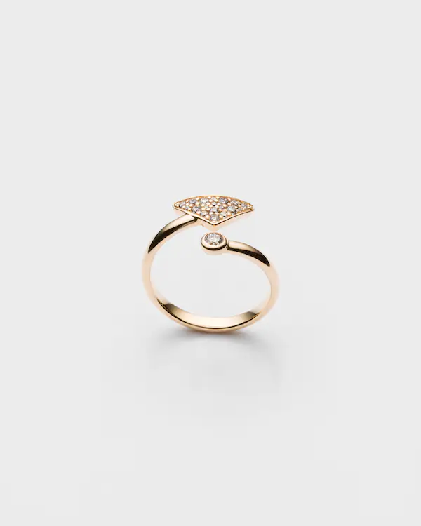 Anillo Eternal Gold con diseño contrariado en oro amarillo con diamantes
