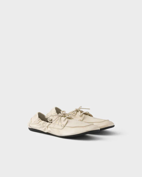 Zapatillas de barco de cuero envejecido con diseño desestructurado