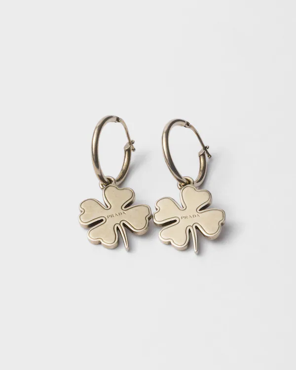 Aretes de aro metálico con colgante