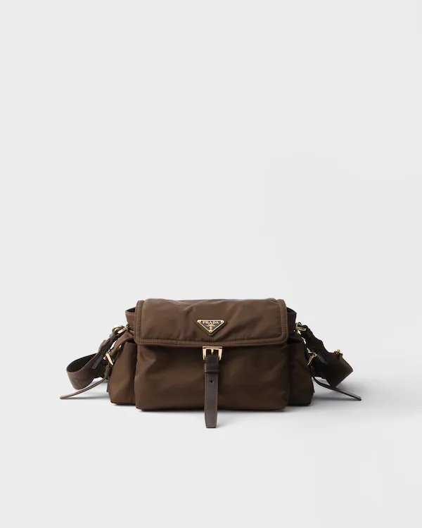 Bolso bandolera medio Prada Explore Re-Nylon con solapa