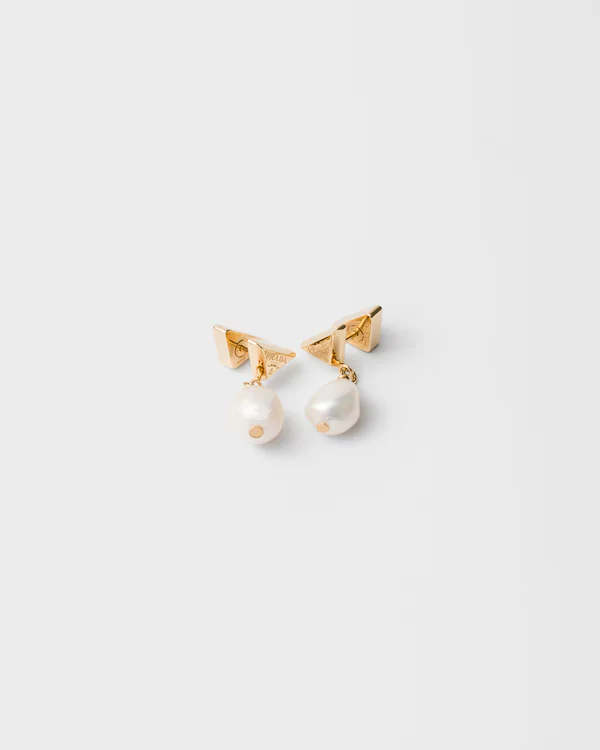 Aretes de metal con perlas
