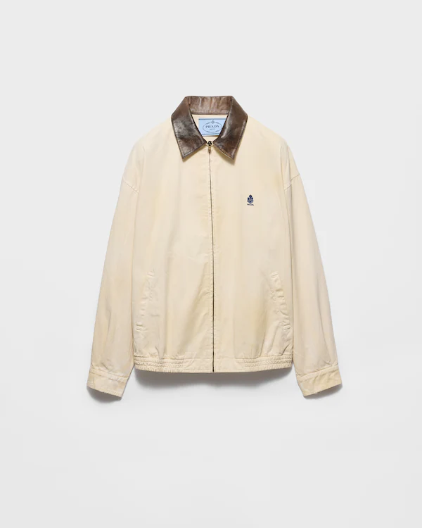 Chaquetón de gabardina vieja teñida con bordado
