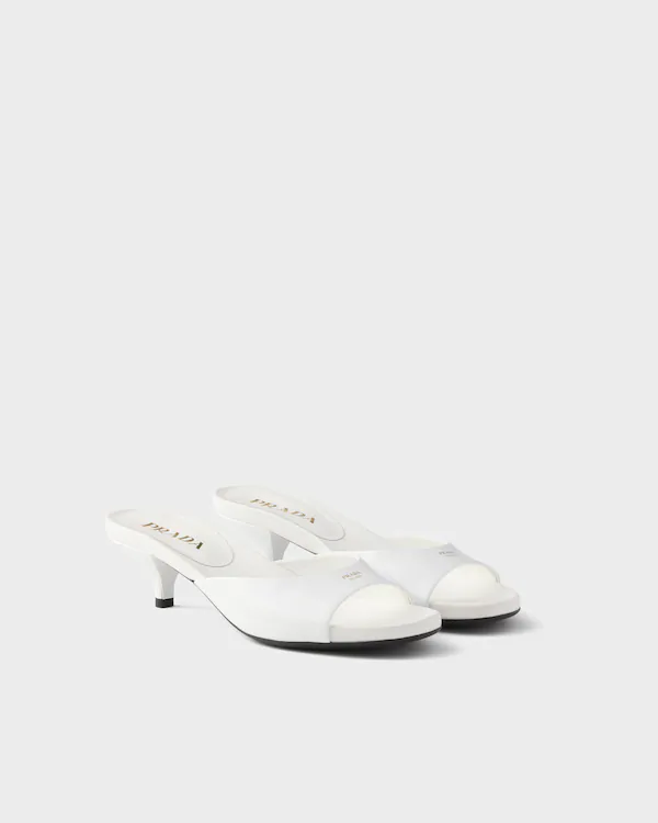 Sandalias de tacón kitten de cuero brillante