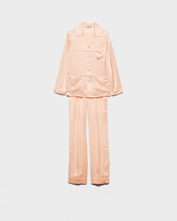 Pijamas de satén con aspecto vintage