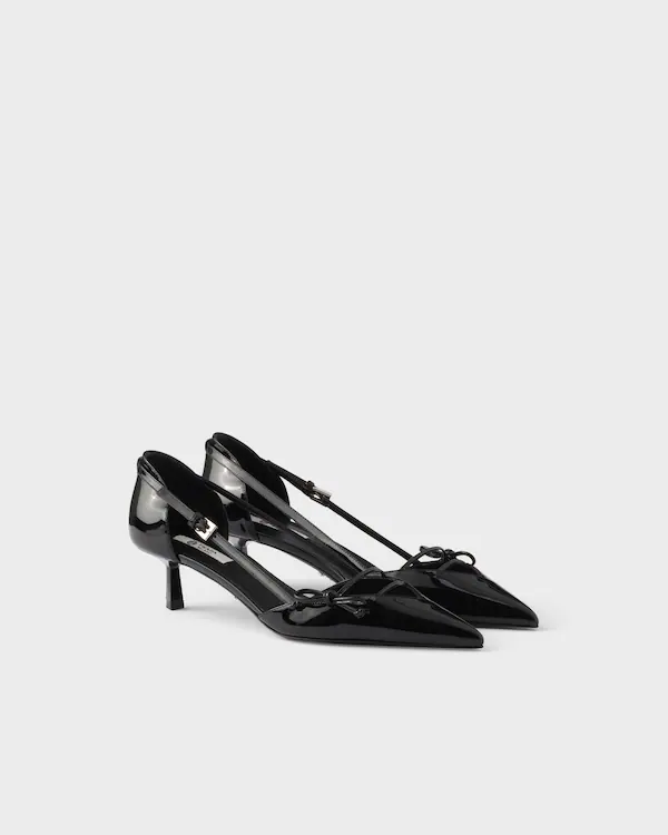 Zapatillas de cuero patentado con lado abierto