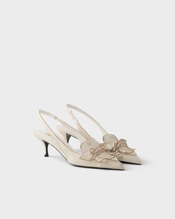 Zapatillas de tacón con correa trasera de cuero