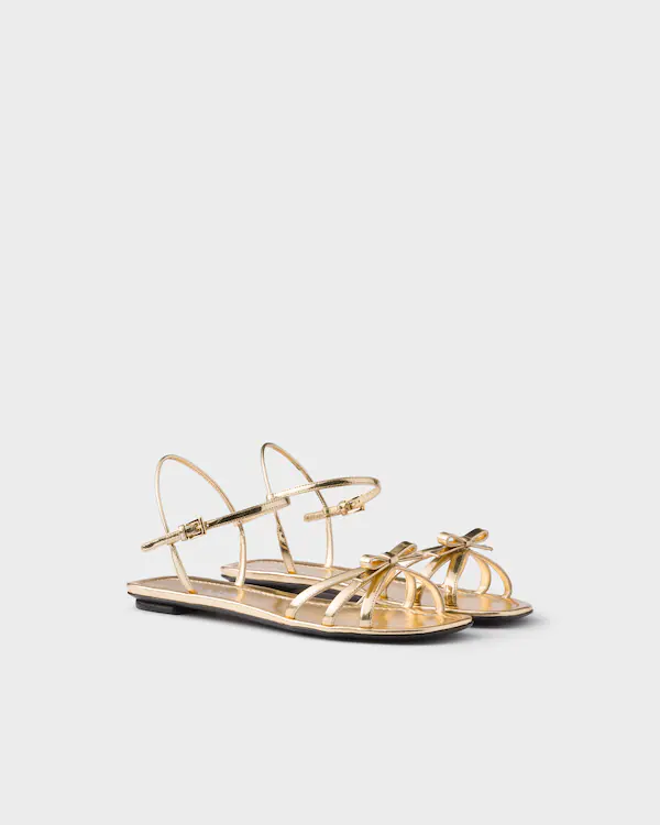 Sandalias planas de cuero metálico