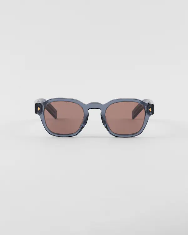 Gafas de sol con insignia metálica icónica