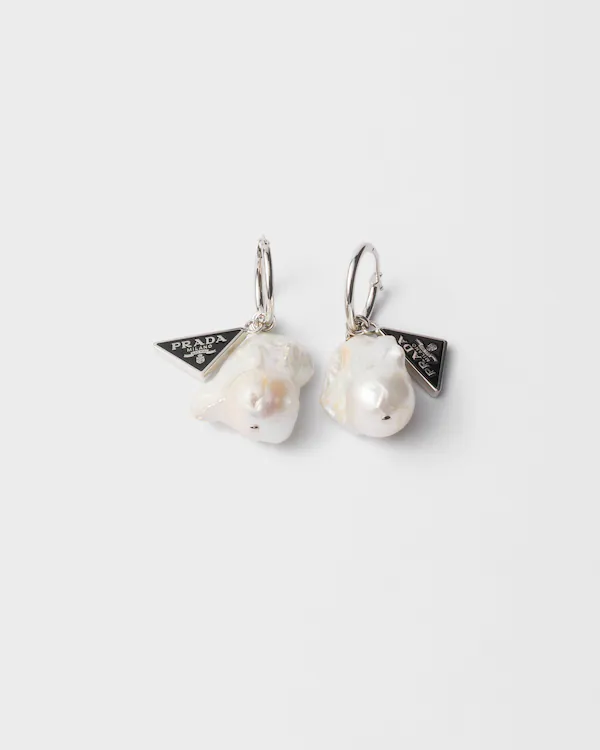 Aretes de metal y perlas