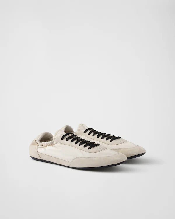 Zapatillas elásticas de Re-Nylon y ante con cierre de plegado