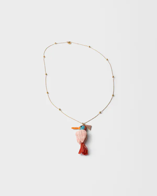 Collar de metal y ganchillo