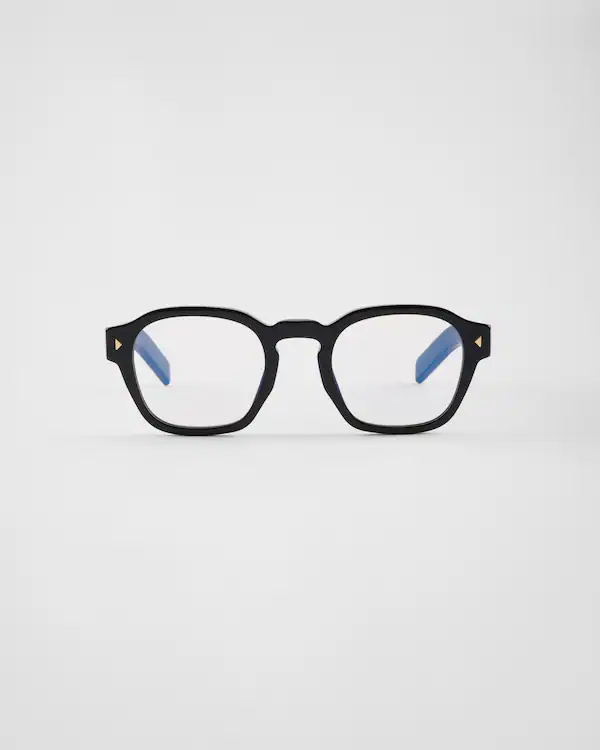 Gafas de sol con la icónica placa metálica