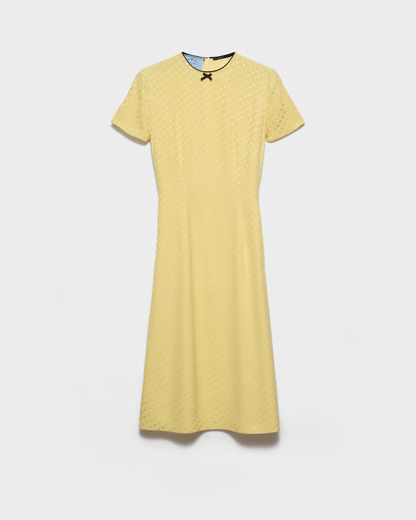 Vestido de satén con lunares