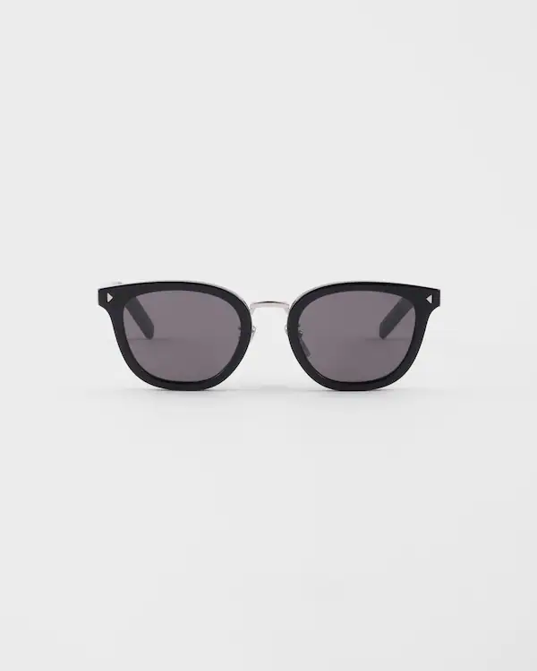 Gafas de sol con la icónica placa metálica