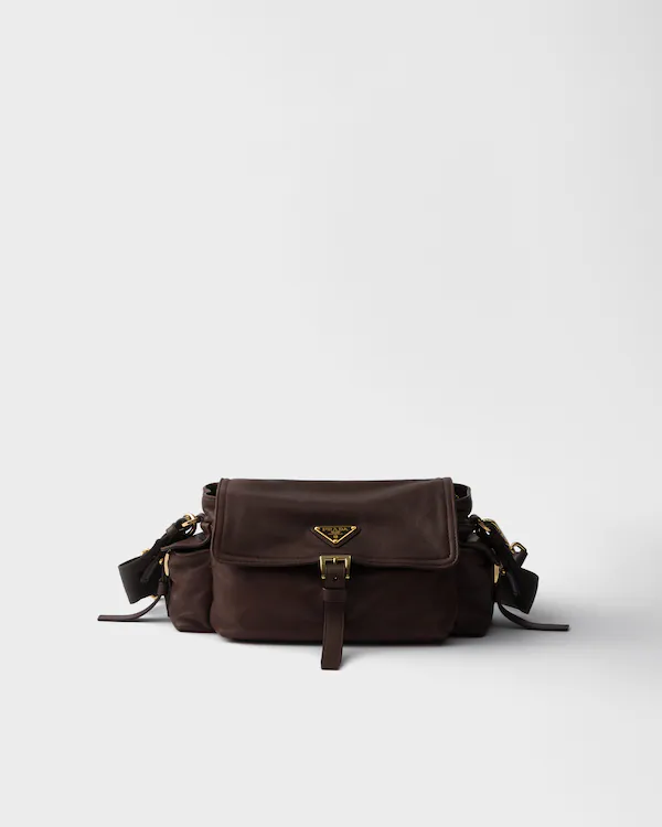 Bolso bandolera mediano de cuero napa Prada con solapa